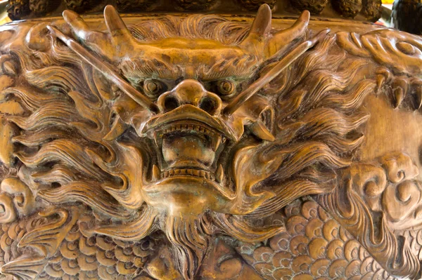 Tütsü brülör üzerinde oyulmuş dragon — Stok fotoğraf