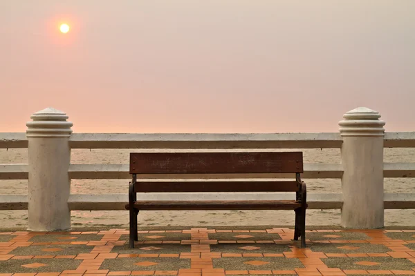Houten bench op de zee — Stockfoto