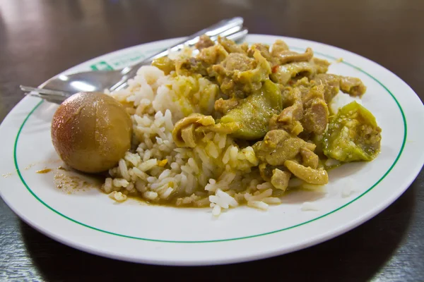 Ugotowany ryż z zielonym curry kurcząt i jaj — Zdjęcie stockowe