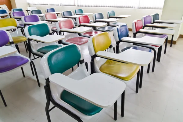 Fargerike lenestoler i klasserommet – stockfoto