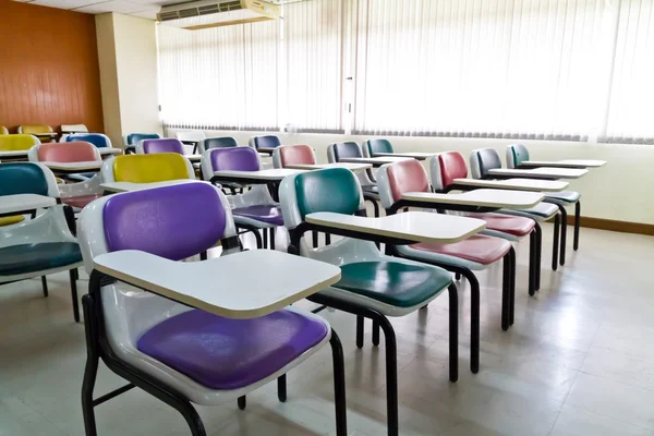 Bunte Sessel im Klassenzimmer — Stockfoto