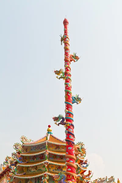 Många drakar staty lindade på röda pelare — Stockfoto