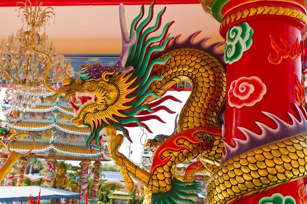 Estatua de dragón dorado en pilar — Foto de Stock