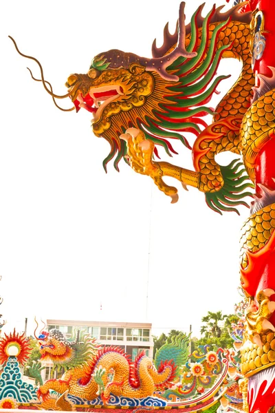 Estátua de dragão dourado no pilar — Fotografia de Stock