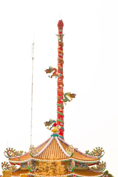 Estátua de muitos dragões envolto em pilar vermelho — Fotografia de Stock