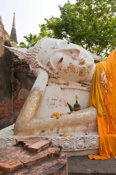 Gezicht van witte liggende Boeddha standbeeld — Stockfoto