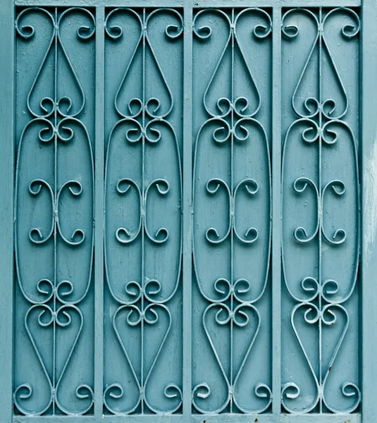 Böjd stål mönster på dörren — Stockfoto