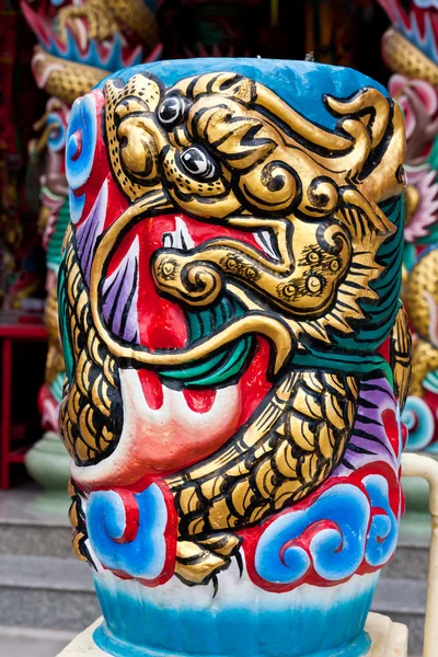 Golden dragon on pillar — Stock Photo, Image