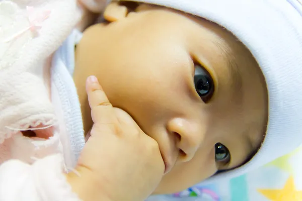 Asyalı kadın bebek parmaklarını emmek — Stok fotoğraf