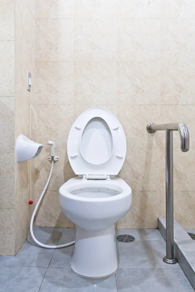 Witte toilet met hand rail — Stockfoto