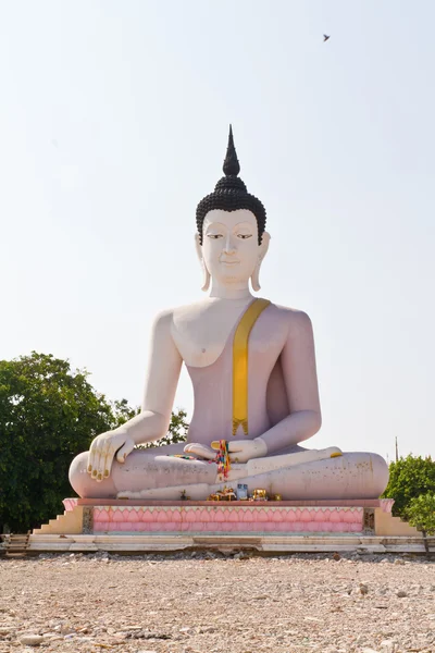 Bílé obří socha Buddhy — Stock fotografie