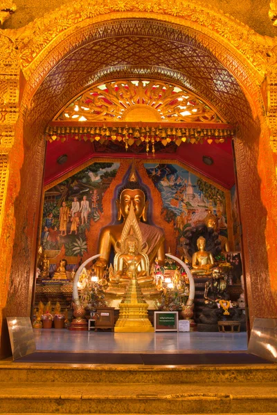 Arany ülő Buddha-szobor — Stock Fotó