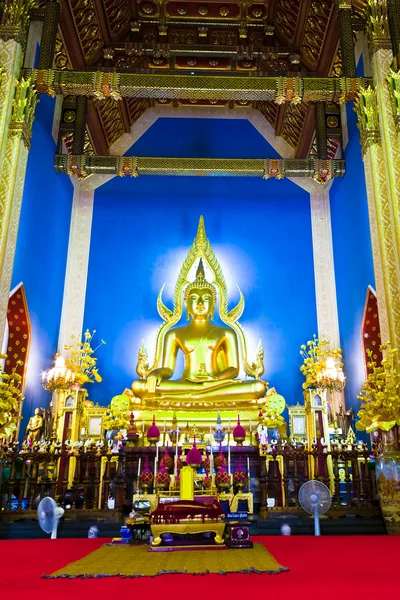 Estátua de Buda Chinarat em Wat Benchamabophit vertical — Fotografia de Stock