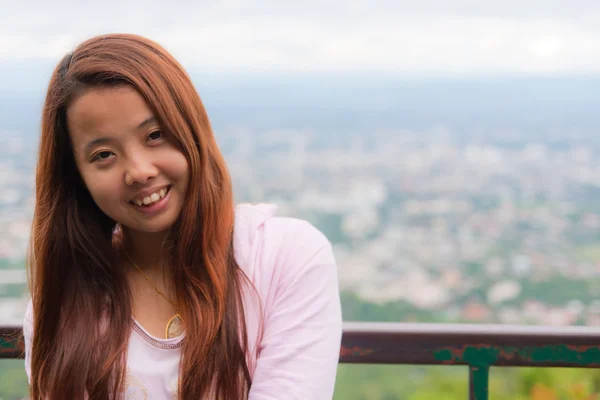 Mujer asiática sonriente con Chiang Mai paisaje urbano —  Fotos de Stock