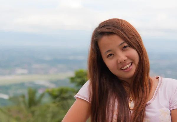 Mujer asiática sonriente con Chiang Mai paisaje urbano —  Fotos de Stock