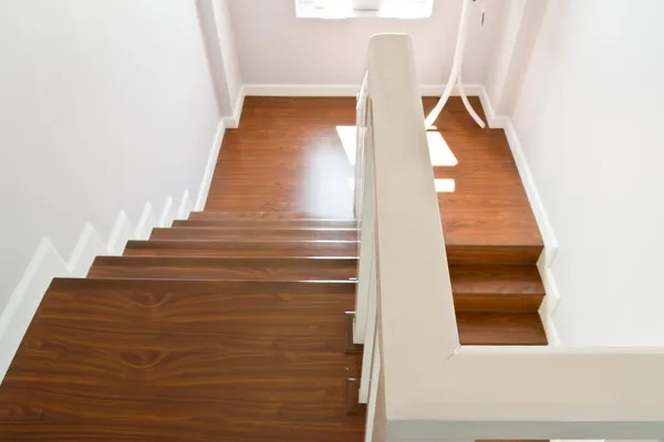 Escaleras de madera con pasamanos — Foto de Stock