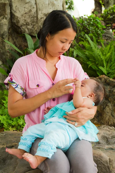 Mulher asiática alimentando seu bebê — Fotografia de Stock