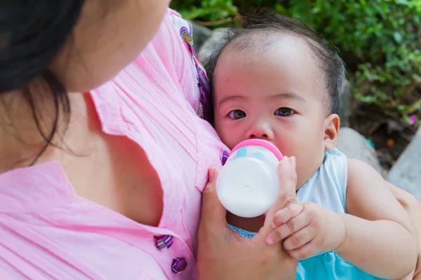 Mujer asiática alimentando a su bebé desde arriba — Foto de Stock