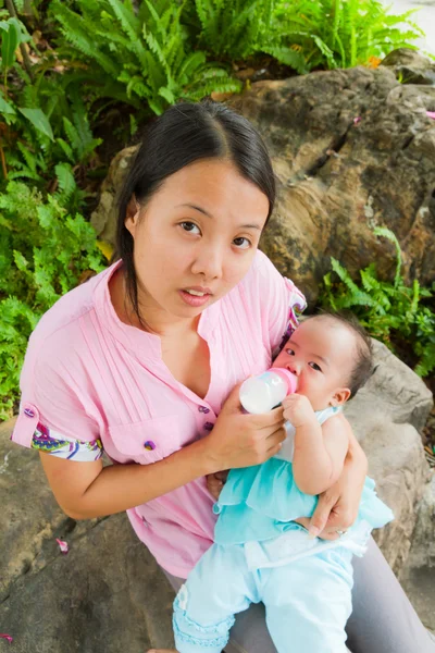 Азиатка кормит своего ребенка вертикально — стоковое фото