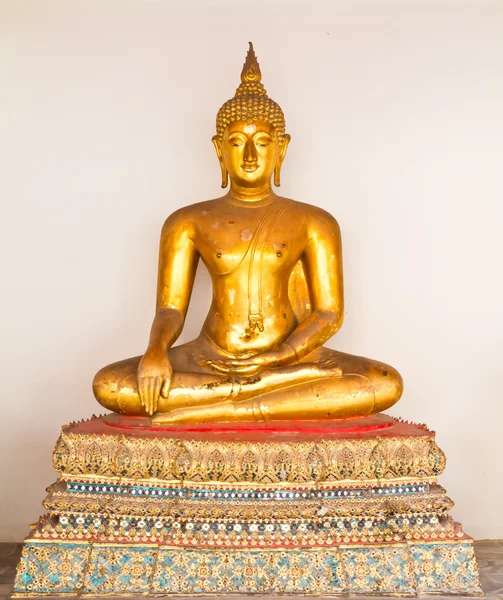 Złoty siedzący statua Buddy — Zdjęcie stockowe
