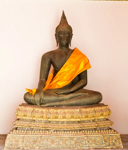 Чёрная сидящая статуя Будды — стоковое фото