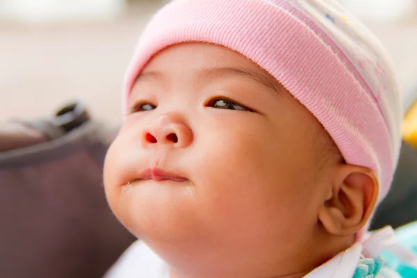 Asiático bebê morder seu lábio — Fotografia de Stock