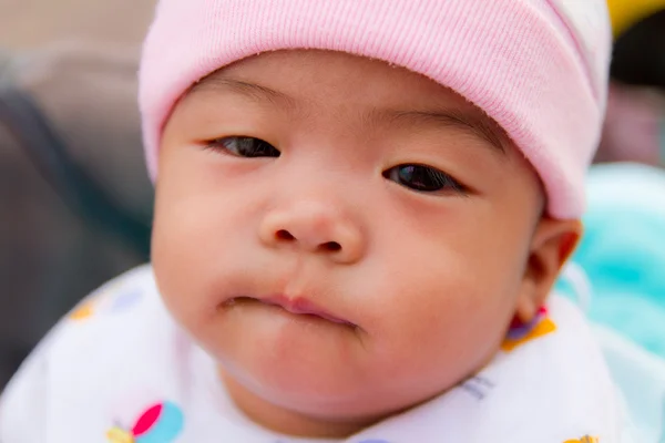 Asiática bebé morder su labio — Foto de Stock