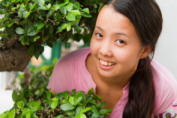 Ασιατική γυναίκα χαμογελώντας κάτω από δέντρο — Φωτογραφία Αρχείου