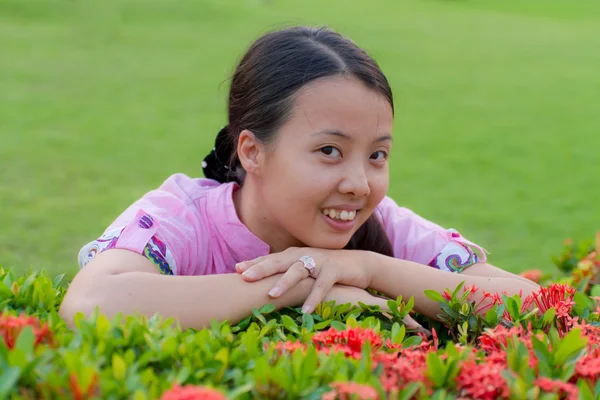 Ασιατική γυναίκα χαμογελώντας σε καταπράσινο πάρκο — Φωτογραφία Αρχείου