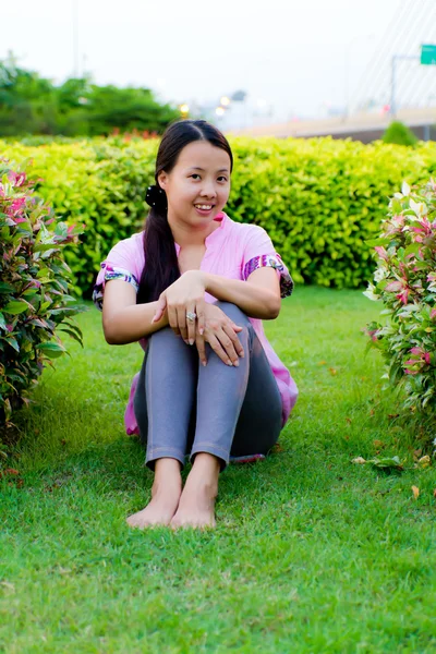 Ασιατική γυναίκα που κάθεται και το χαμόγελο — Φωτογραφία Αρχείου