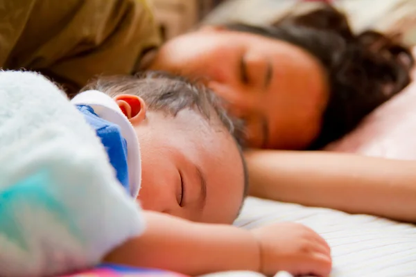 Asiática bebê feminino dormindo com sua mãe — Fotografia de Stock