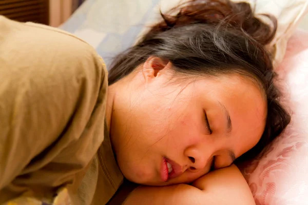 ベッドで寝ているアジア系女性は — ストック写真
