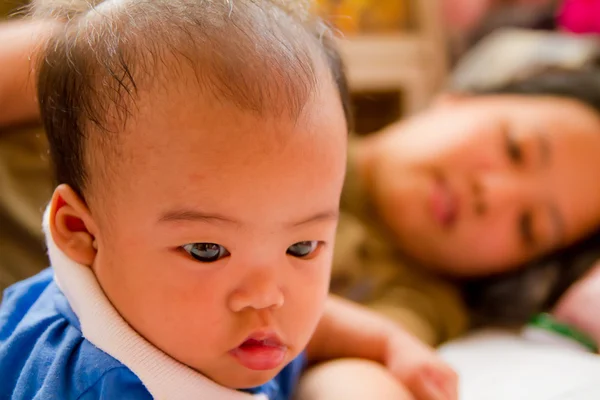 Asiática hembra bebé acostado con su madre — Foto de Stock
