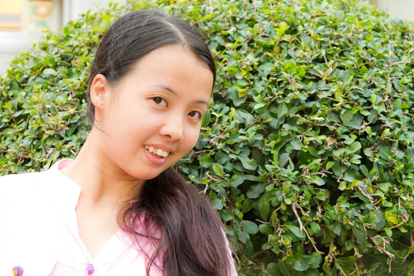 Aziatische vrouw die lacht voor boom — Stockfoto