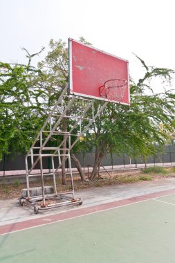 kırmızı ahşap basketbol hedefi