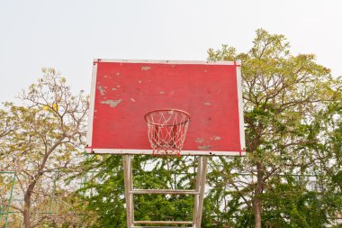 kırmızı ahşap basketbol hedefi