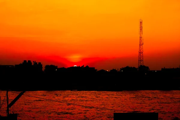 曼谷城市在黄昏时分河附近 — 图库照片
