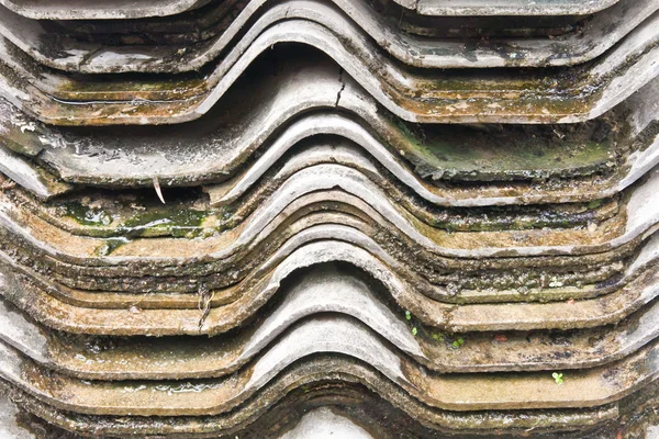 Wet and dirty roof tile — Stock Photo, Image