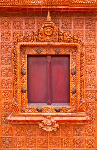 Деревянное тайское окно на коричневой стене плитки — стоковое фото