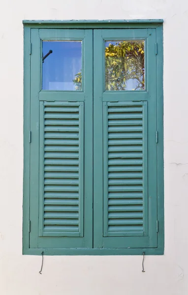 Зеленое деревянное винтажное окно на белом — стоковое фото