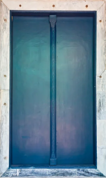 Синяя деревянная винтажная дверь белый каркас — стоковое фото