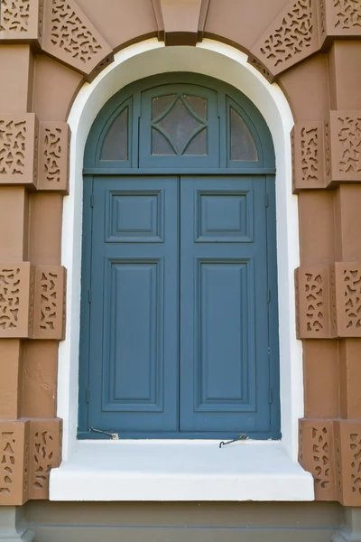 Блакитне дерев'яне старовинне вікно — стокове фото