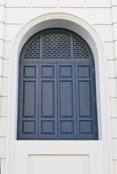 Блакитне дерев'яне старовинне вікно на білому — стокове фото