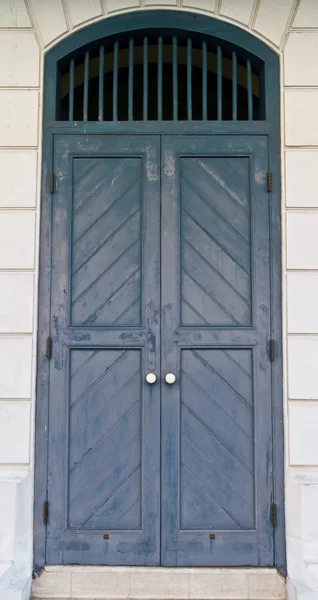 Modré dřevěné dveře vinobraní na bílém pozadí — Stock fotografie