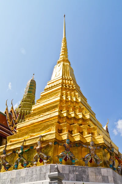 Zlatá pagoda v chrámu smaragdového Budhy — Stock fotografie