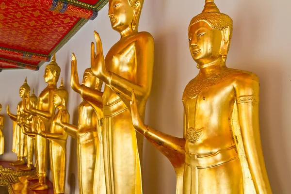 Zlatý stojící socha Buddhy — Stock fotografie