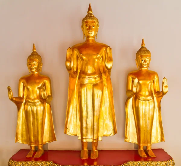Ensemble de trois statue de Bouddha debout doré — Photo