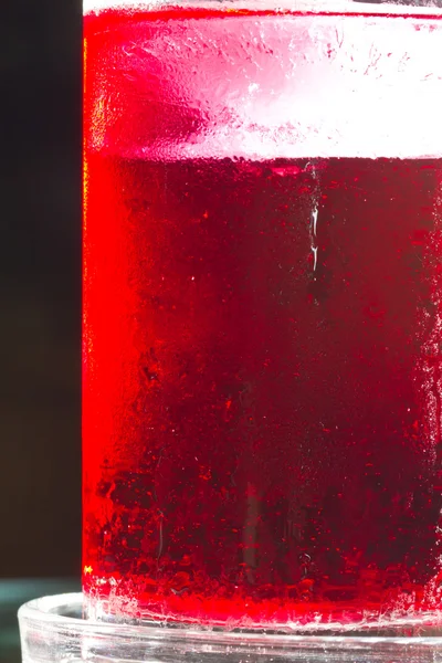 红奶油苏打糖浆在冷冻玻璃 — 图库照片