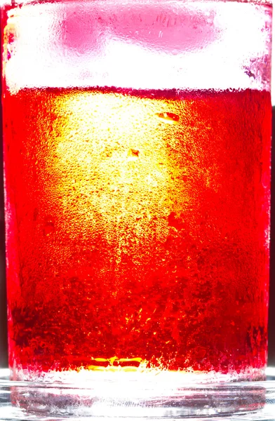 红奶油苏打糖浆在冷冻玻璃 — 图库照片