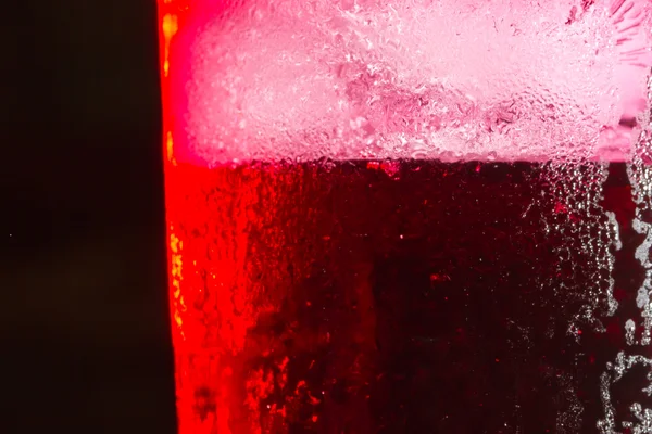 Xarope de refrigerante creme vermelho em vidro congelado de perto — Fotografia de Stock